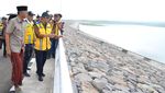 Gaya Menteri PU Sarungan & Bersandal Jepit Cek Bendungan Gaya Menteri PU Sarungan & Bersandal Jepit Cek Bendungan