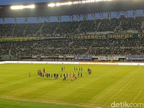 Momen Rizky Ridho Nyanyi Song For Pride Persebaya Bersama Bonek