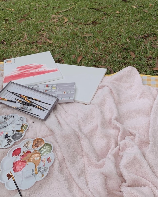 Lamaran tersebut berlangsung di sebuah taman. Terlihat keduanya yang sedang melukis bersama. Foto: Instagram/@cakecaine