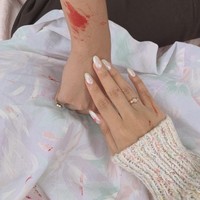 “Just two kids, the happiest whenever together,” tulis keterangan unggahan. Dalam foto terlihat tangan Nadin dan Faishal yang sama-sama terkena pewarna saat melukis. Faishal sendiri diketahui merupakan adik Sheila Dara sekaligus adik ipar Vidi Aldiano. Foto: Instagram/@cakecaine