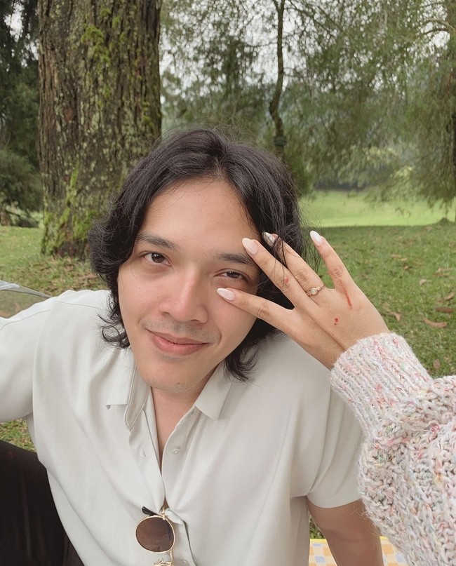 Tampak begitu bahagia, Nadin sampai tak berhenti memamerkan cincin di jari manisnya. Unggahannya itu pun banjir ucapan selamat dari para netizen. Foto: Instagram/@cakecaine