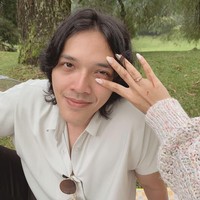 Tampak begitu bahagia, Nadin sampai tak berhenti memamerkan cincin di jari manisnya. Unggahannya itu pun banjir ucapan selamat dari para netizen. Foto: Instagram/@cakecaine