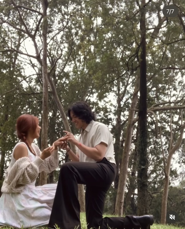 Di slide terakhir unggahan Nadin juga tampak memamerkan video singkat saat Faishal berlutut dan melamarnya. Ditemani rintik hujan, momen lamaran tersebut jadi tampak begitu romantis. Foto: Instagram/@cakecaine