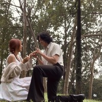 Di slide terakhir unggahan Nadin juga tampak memamerkan video singkat saat Faishal berlutut dan melamarnya. Ditemani rintik hujan, momen lamaran tersebut jadi tampak begitu romantis. Foto: Instagram/@cakecaine