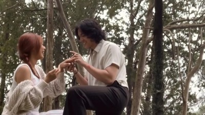 7 Foto Nadin Amizah Dilamar Adik Sheila Dara, Romantis Ditemani Rintik Hujan