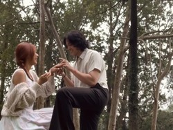 7 Foto Nadin Amizah Dilamar Adik Sheila Dara, Romantis Ditemani Rintik Hujan