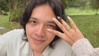 Aku cinta sama kamu dan aku berharap kamu bisa mencintai aku setiap hari hingga akhir hayatku. Maukah kamu jadi pasanganku selamanya? Will You Marry Me?, tanya Faishal Tanjung sambil berlutut yang ditemani rintik hujan di Instagram Stories miliknya. I will, sudah buruan keburu hujan ini, wow cantik banget (cincinnya), jawab Nadin Amizah. Foto: Instagram @cakecaine