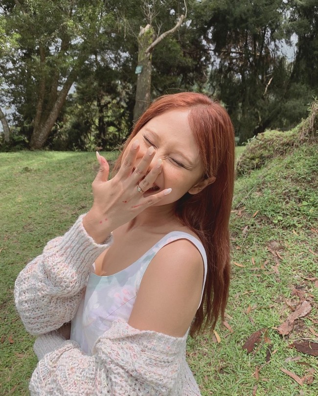 Tampil simpel mengenakan pakaian tanpa lengan dan outer rajut, dengan ekspresi penuh bahagia Nadin tampak memamerkan cincin di jari manisnya. Foto: Instagram/@cakecaine