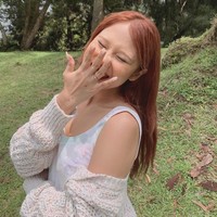 Tampil simpel mengenakan pakaian tanpa lengan dan outer rajut, dengan ekspresi penuh bahagia Nadin tampak memamerkan cincin di jari manisnya. Foto: Instagram/@cakecaine