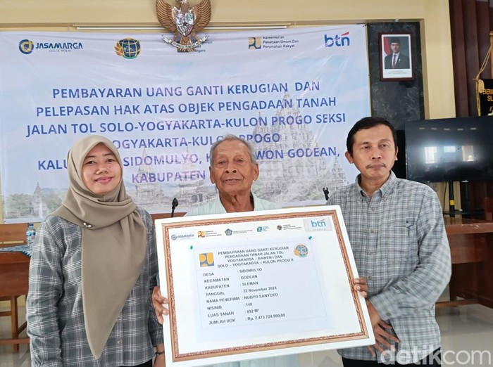 Nudyo Sanyoto (78) menerima pembayaran UGR tol Jogja-YIA di Dusun Gancahan VIII, Sidomulyo, Godean, Kabupaten Sleman, DIY, Jumat (22/11/2024).