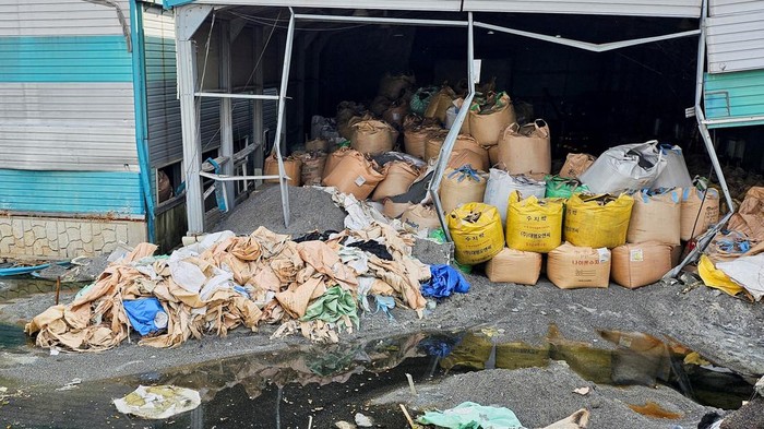 Pabrik Daur Ulang di Korsel Terbengkalai, Sampah Plastik Menggunung Sacks of untreated and shredded plastic waste, which is left unattended, are piled at an inoperational recycling site in Asan, South Korea November 19, 2024. REUTERS/Joyce Lee