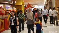 Pengunjung yang datang berasal dari berbagai usia, mulai anak SD hingga kalangan ibu-ibu.