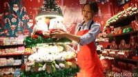 Menjelang Natal, beragam pernak-pernik juga sudah dijual di mal baru tersebut.