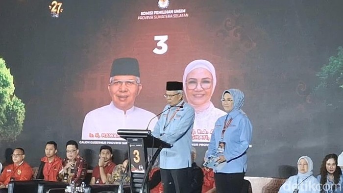 Paslon Gubernur dan Wakil Gubernur Sumsel Mawardi Yahya-RA Anita Noeringhati saat debat ketiga.
