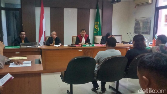 Pedagang minuman keras menjalani sidang tipiring di PN Klaten, Jumat (22/11/2024).