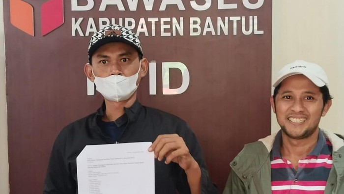 Aliansi Masyarakat Peduli Bantul saat melayangkan laporan netralitas perangkat desa saat masa Pilkada di Dlingo, Bantul. Foto diunggah Jumat (22/11/2024).