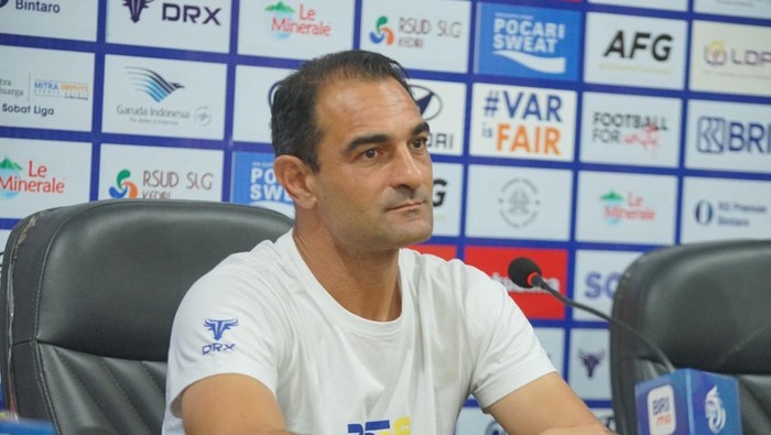 Pelatih PSIS, Gilbert Agius dalam jumpa pers lawan tuan rumah Persik Kediri, Jumat (22/11/2024)