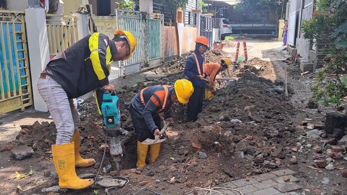 Pemasangan pipa air PDAM di Kampung El Berkah Kenjeran Surabaya