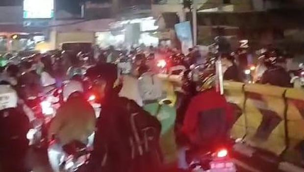 Pemotor bernama Muhammad Rizki Fadillah terjebak macet di Cipulir hingga sejam karena banjir