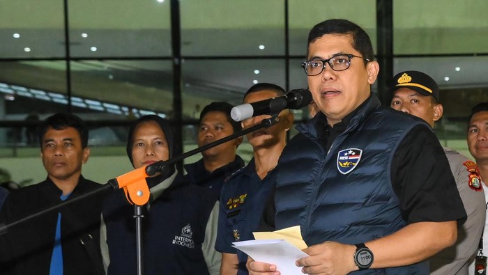 Penangkapan DPO kasus judi online dari Filipina Kasubdit 2 Direktorat Tindak Pidana Siber Bareskrim Polri Kombes Pol Jeffri Dian Juniarta menyampaikan keterangan usai membawa tersangka DPO kasus judi online di Terminal 3 Bandara Soekarno Hatta, Tangerang, Banten, Jumat (22/11/2024). Direktorat Tindak Pidana Siber (Dittipidsiber) Bareskrim Polri mengamankan HS manager regional pada situs W88 yang masuk DPO kasus judi online, ditangkap di Filipina dengan perputaran uang senilai Rp1 triliun. ANTARA FOTO/Sulthony Hasanuddin/Spt.
