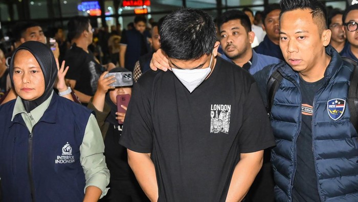 Kasubdit 2 Direktorat Tindak Pidana Siber Bareskrim Polri Kombes Pol Jeffri Dian Juniarta menyampaikan keterangan usai membawa tersangka DPO kasus judi online di Terminal 3 Bandara Soekarno Hatta, Tangerang, Banten, Jumat (22/11/2024). Direktorat Tindak Pidana Siber (Dittipidsiber) Bareskrim Polri mengamankan HS manager regional pada situs W88 yang masuk DPO kasus judi online, ditangkap di Filipina dengan perputaran uang senilai Rp1 triliun. ANTARA FOTO/Sulthony Hasanuddin/Spt.