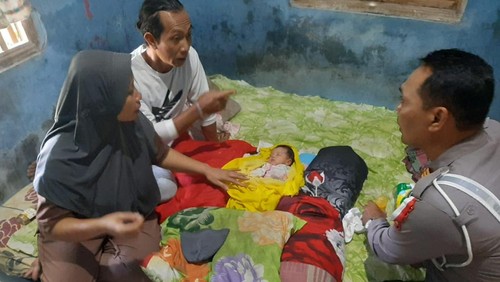 Bayi perempuan yang ditemukan warga di teras rumah di Dusun Pebuahan, Desa Banyubiru, Kecamatan Negara, Kabupaten Jembrana, Jumat (22/11/24).