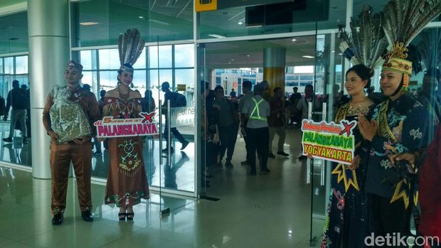 Penerbangan perdana Super Air Jet rute Yogya International Airport ke Bandara Tjilik Riwut Palangkaraya, Jumat (22/11/2024).