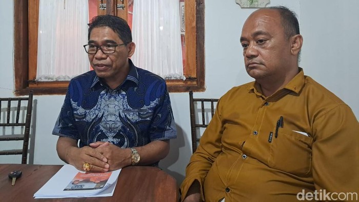 Pengacara Syahrir Cakkari (kiri).