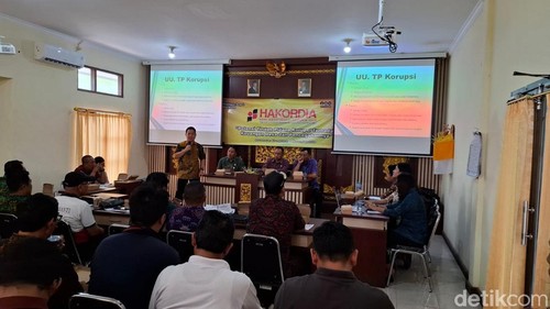 Puluhan perbekel di kumpulkan Kejari Klungkung untuk mencegah penyelewengan dana desa, Jumat (22/11/2024). (foto : Putu Krista/detikBali).