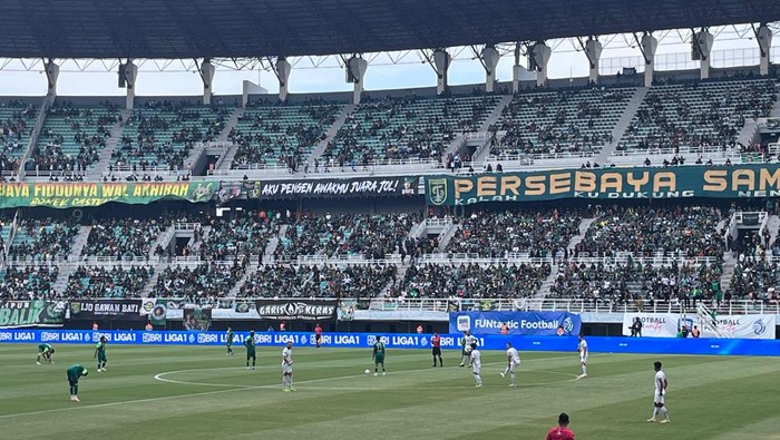 Laga Persebaya vs Persija di Stadion Gelora Bung Tomo, Surabaya