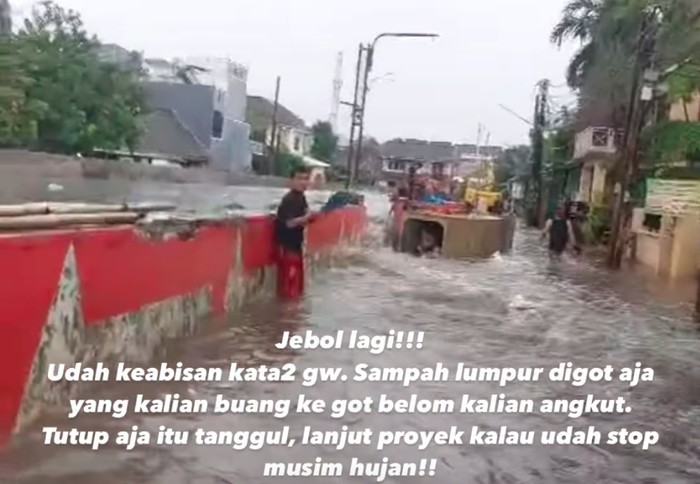 Perumahan di Pondok Aren, Tangerang Selatan (Tangsel), Banten kembali terendam banjir. Banjir dipicu tanggul sementara di Kali Ciputat yang kembali jebol. (dok Pribadi/Rika Yolanda)