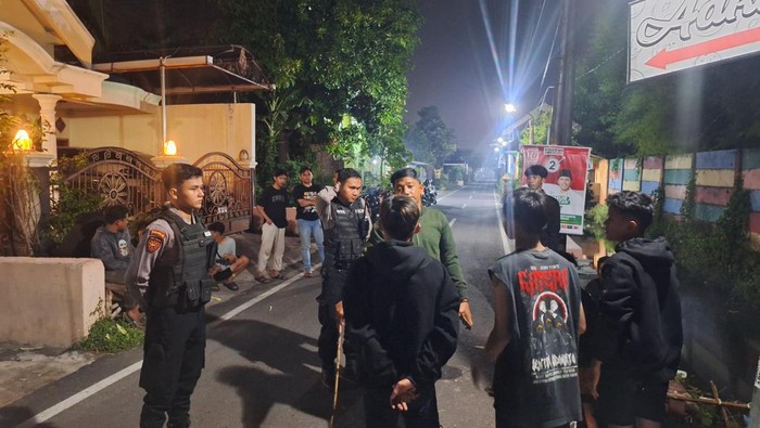 Petugas mengamankan remaja yang hendak tawuran di Mojokerto