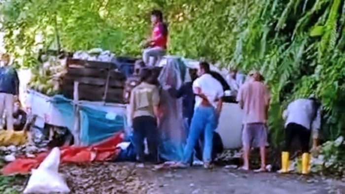 Pikap nyaris jatuh ke jurang di Sukabumi