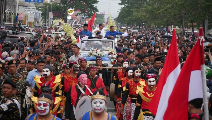 Jokowi bersama Ahmad Luthfi-Taj Yasin saat kampanye di Karanganyar, Jumat (22/11/2024).
