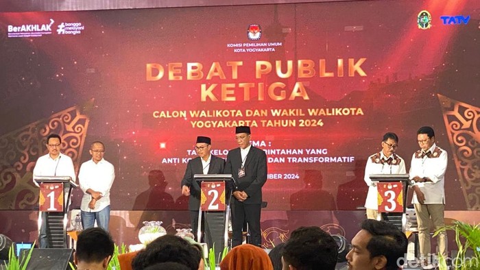 Potret para paslon calon wali kota dan calon wakil wali kota dalam debat pamungkas Pilkada Jogja di Hotel Tara, Jalan Magelang, Jogja, Jumat (22/11/2024).