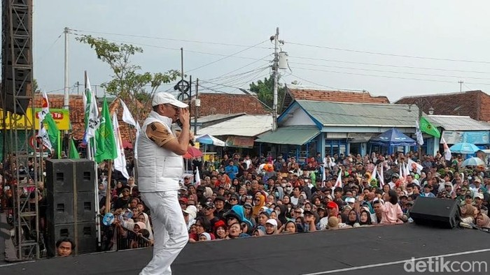 Cawalkot Tegal Dedy Yon Supriyono menyapa para pendukungnya sebelum dia jatuh pingsan saat kampanye akbar di Jalan Pancasila, Kota Tegal, Jumat (22/11/2024).