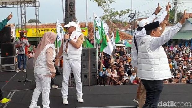 Cawalkot Tegal Dedy Yon Supriyono menyapa para pendukungnya sebelum dia jatuh pingsan saat kampanye akbar di Jalan Pancasila, Kota Tegal, Jumat (22/11/2024).