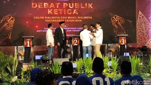 Momen keakraban 3 paslon dalam sesi terakhir debat pamungkas debat Pilwalkot Jogja di Hotel Tara, Jalan Magelang, Jogja, Jumat (22/11/2024).