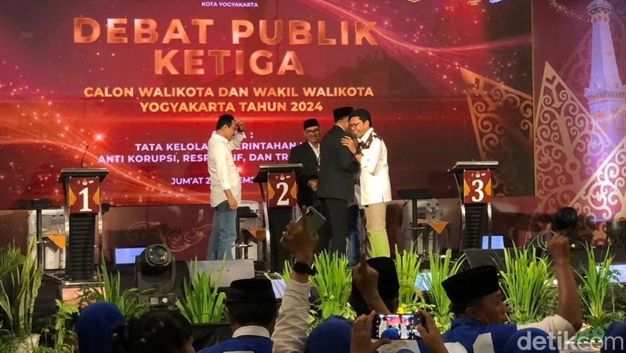 Momen keakraban 3 paslon dalam sesi terakhir debat pamungkas debat Pilwalkot Jogja di Hotel Tara, Jalan Magelang, Jogja, Jumat (22/11/2024).