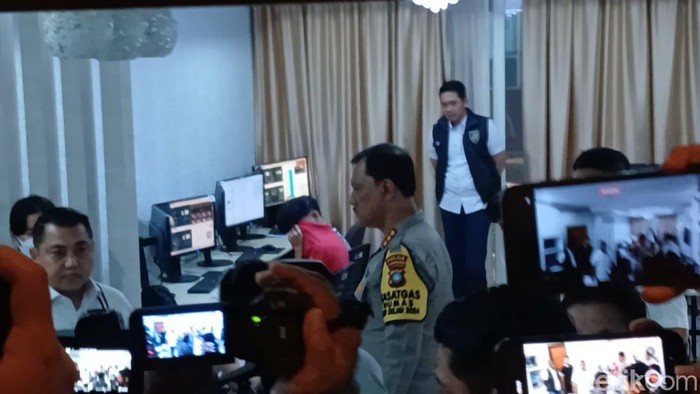 Polda Kepri gerebek markas judi online di apartemen Batam. (Foto: Alamudin Hamapu/detikSumut)