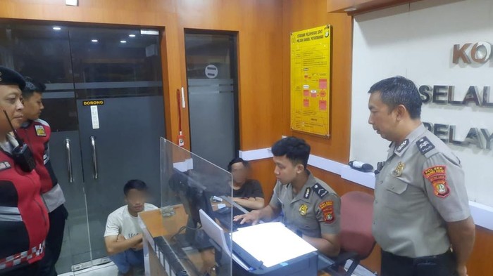 Polisi amankan 3 pria pemalak sopir truk di lampu merah Tomang, Jakbar.