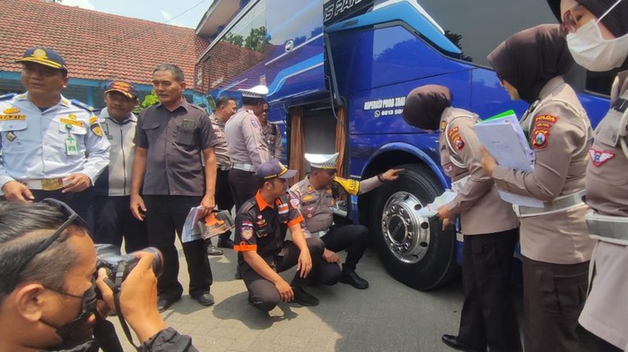 Polisi bersama Dishub dan Jasa Raharja memeriksa kelaikan bus yang singgah di Terminal Kertajaya, Kota Mojokerto