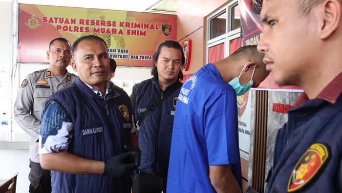 Polres Muara Enim menangkap R (baju biru) pelaku TPPO.
