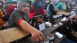 Potret Ibu-ibu Produksi Rokok di Kudus