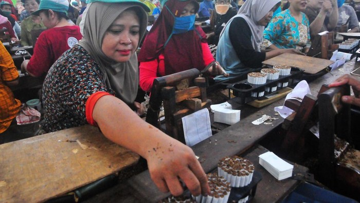 Pekerja memproduksi rokok Sigaret Tangan (SKT) di salah satu pabrik rokok di Kudus, Jawa Tengah, Jumat (22/11/2024). Pemerintah memutuskan untuk tidak menaikkan tarif Cukai Hasil Tembakau (CHT) atau cukai rokok pada tahun 2025, namun Harga Jual Eceran (HJE) atau harga rokok eceran tetap akan disesuaikan. ANTARA FOTO/Yusuf Nugroho/Spt.