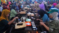 Pemerintah memutuskan untuk tidak menaikkan tarif Cukai Hasil Tembakau (CHT) atau cukai rokok pada tahun 2025. 