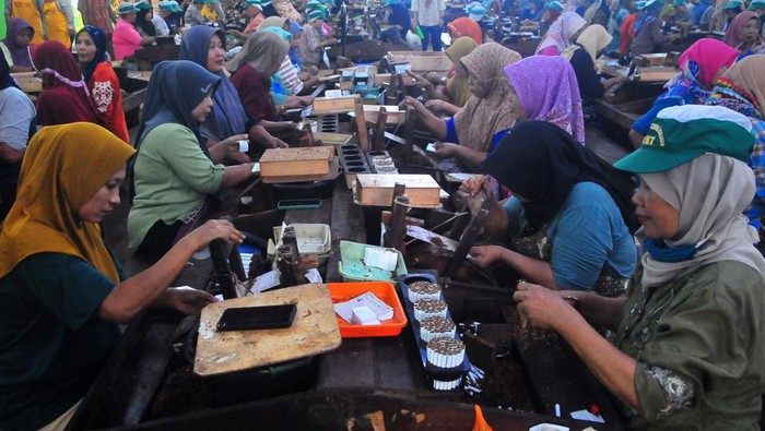 Pekerja memproduksi rokok Sigaret Tangan (SKT) di salah satu pabrik rokok di Kudus, Jawa Tengah, Jumat (22/11/2024). Pemerintah memutuskan untuk tidak menaikkan tarif Cukai Hasil Tembakau (CHT) atau cukai rokok pada tahun 2025, namun Harga Jual Eceran (HJE) atau harga rokok eceran tetap akan disesuaikan. ANTARA FOTO/Yusuf Nugroho/Spt.