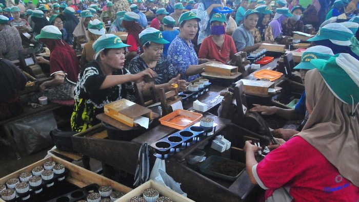 Pekerja memproduksi rokok Sigaret Tangan (SKT) di salah satu pabrik rokok di Kudus, Jawa Tengah, Jumat (22/11/2024). Pemerintah memutuskan untuk tidak menaikkan tarif Cukai Hasil Tembakau (CHT) atau cukai rokok pada tahun 2025, namun Harga Jual Eceran (HJE) atau harga rokok eceran tetap akan disesuaikan. ANTARA FOTO/Yusuf Nugroho/Spt.