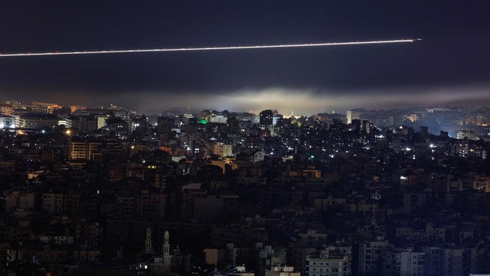 A Lebanese Middle East Airlines (MEA) aircraft flies over Beirut's southern suburbs as it approaches Beirut-Rafic Hariri International Airport, amid the ongoing hostilities between Hezbollah and Israeli forces, as seen from Baabda, Lebanon, November 21, 2024. REUTERS/Thaier Al-Sudani