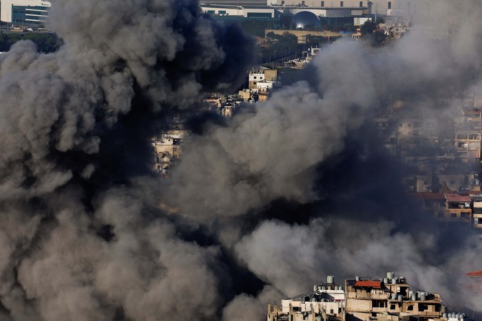 A Lebanese Middle East Airlines (MEA) aircraft flies over Beiruts southern suburbs as it approaches Beirut-Rafic Hariri International Airport, amid the ongoing hostilities between Hezbollah and Israeli forces, as seen from Baabda, Lebanon, November 21, 2024. REUTERS/Thaier Al-Sudani